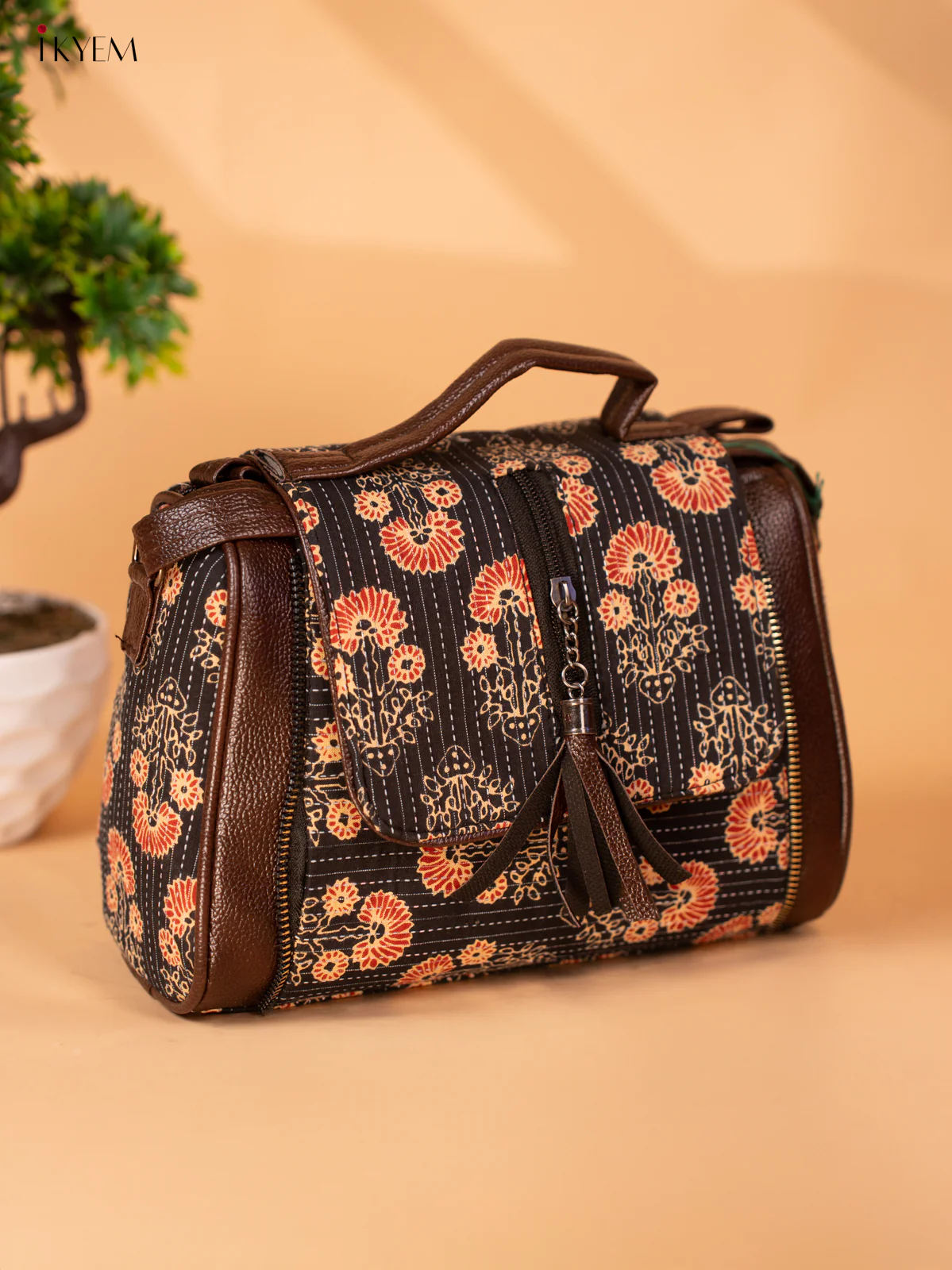 Printed Sling Bag - Floral Black - KB22135 - Image 3