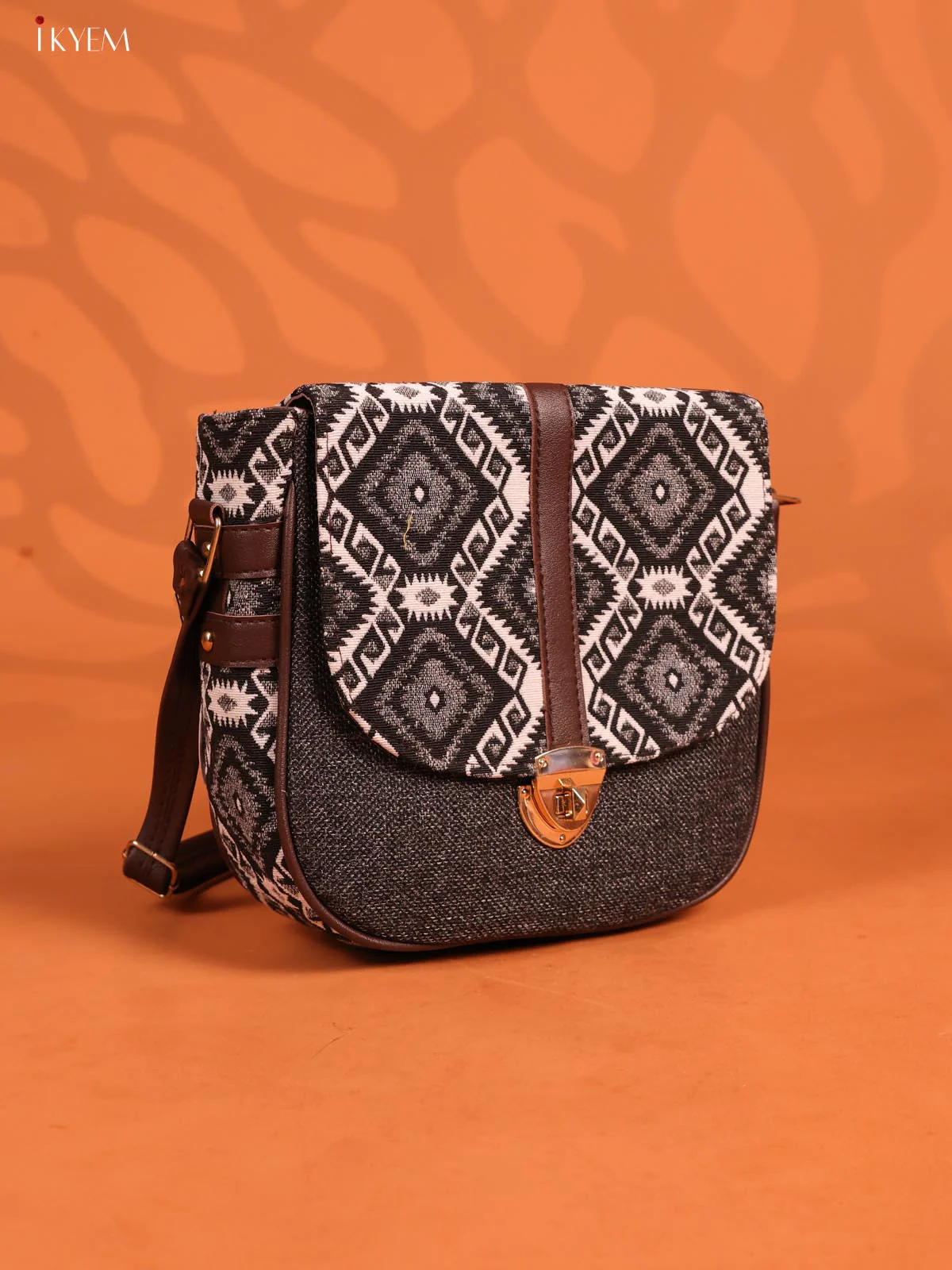 Jacquard Geometric Gusset & Flap Leather sling bag with 3 Compartments - Black - KD26698 - Image 2