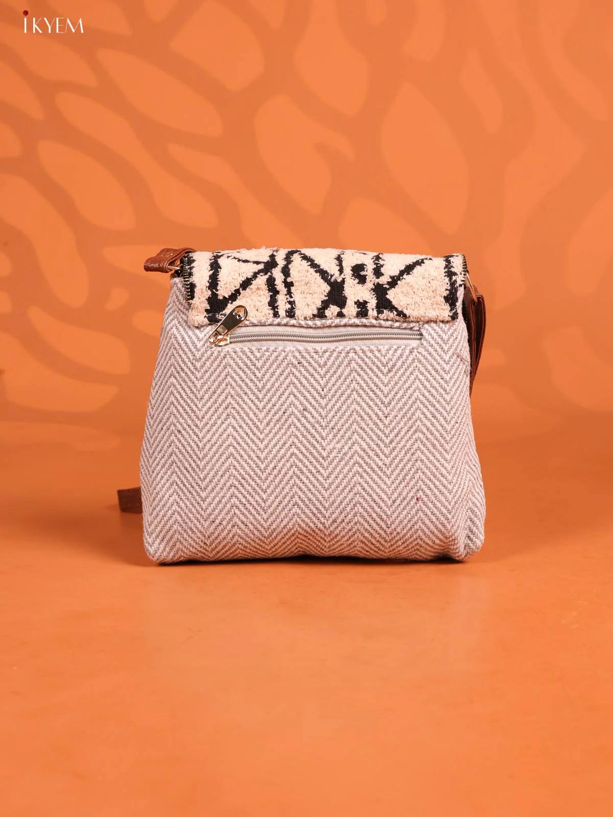 jacquard Leather Sling bag with Printed Flap - Grey - KD26927 - Image 3