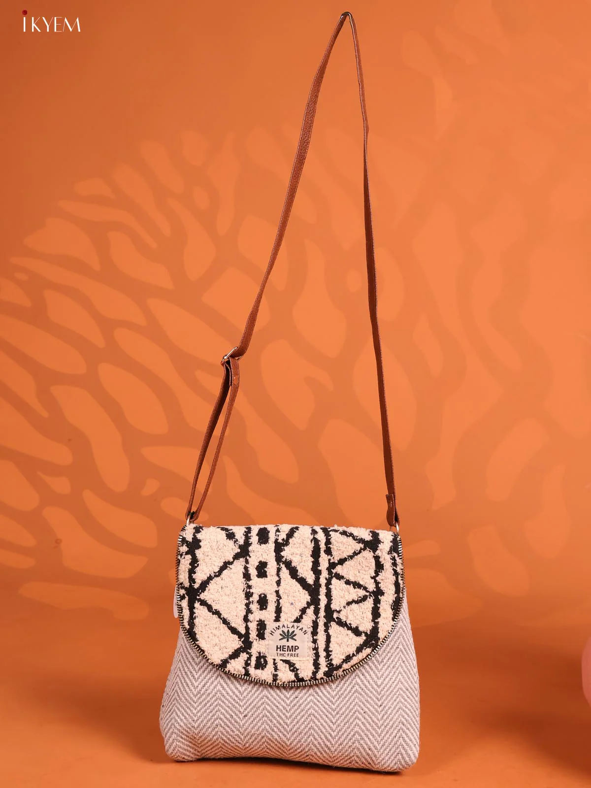 jacquard Leather Sling bag with Printed Flap - Grey - KD26927 - Image 4