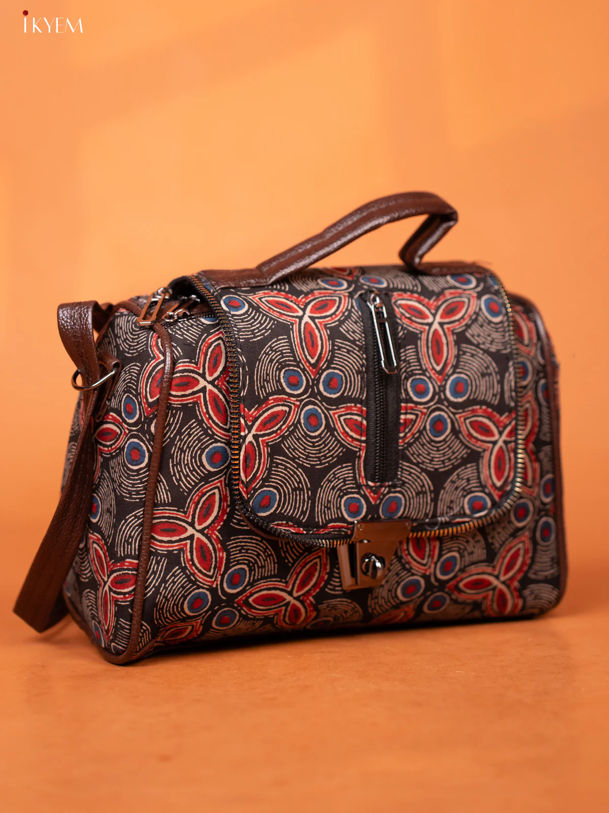 Printed Leather Sling bag with Gusset & Flap - Black - KD26939 - Image 2