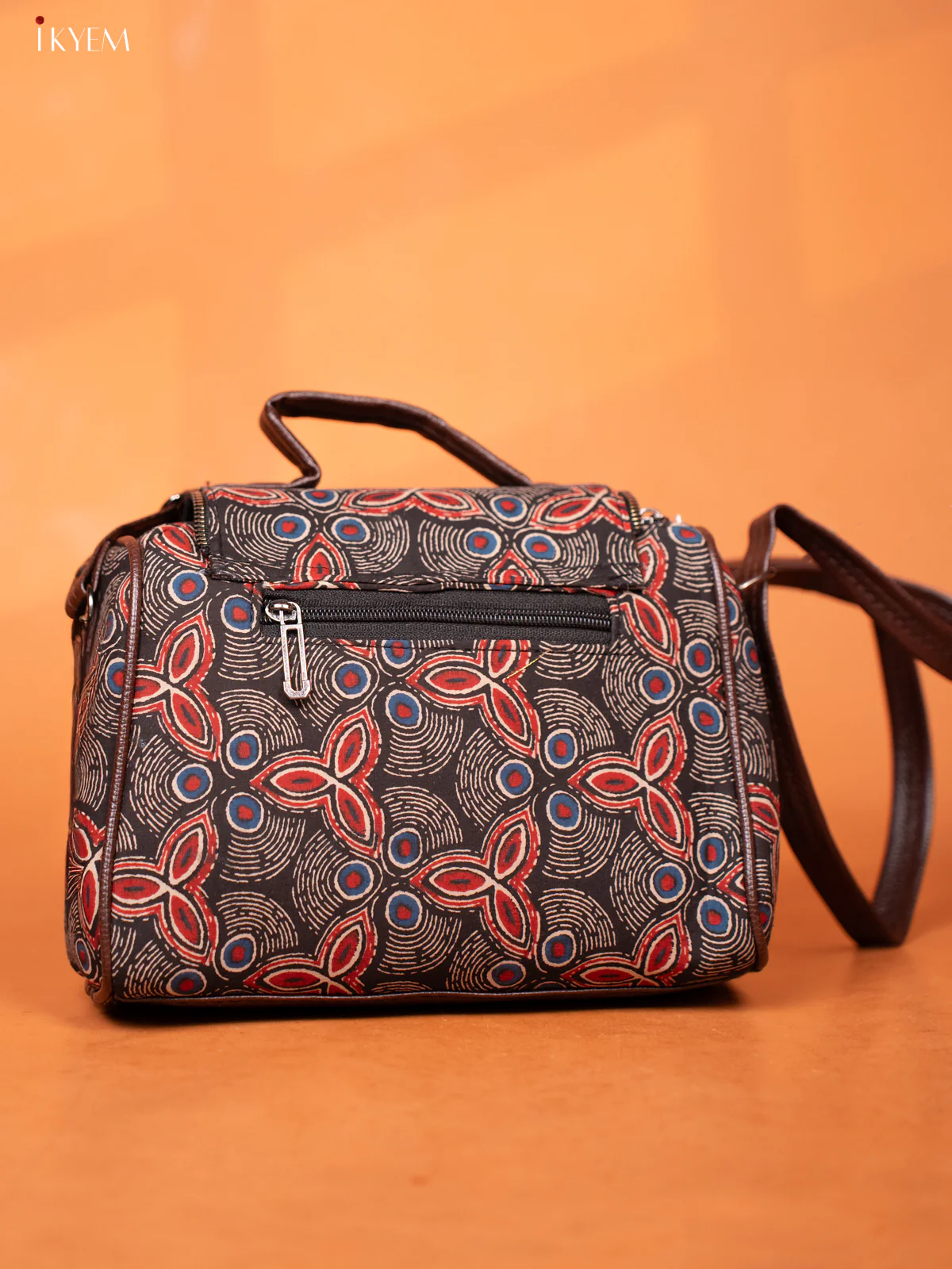 Printed Leather Sling bag with Gusset & Flap - Black - KD26939 - Image 4