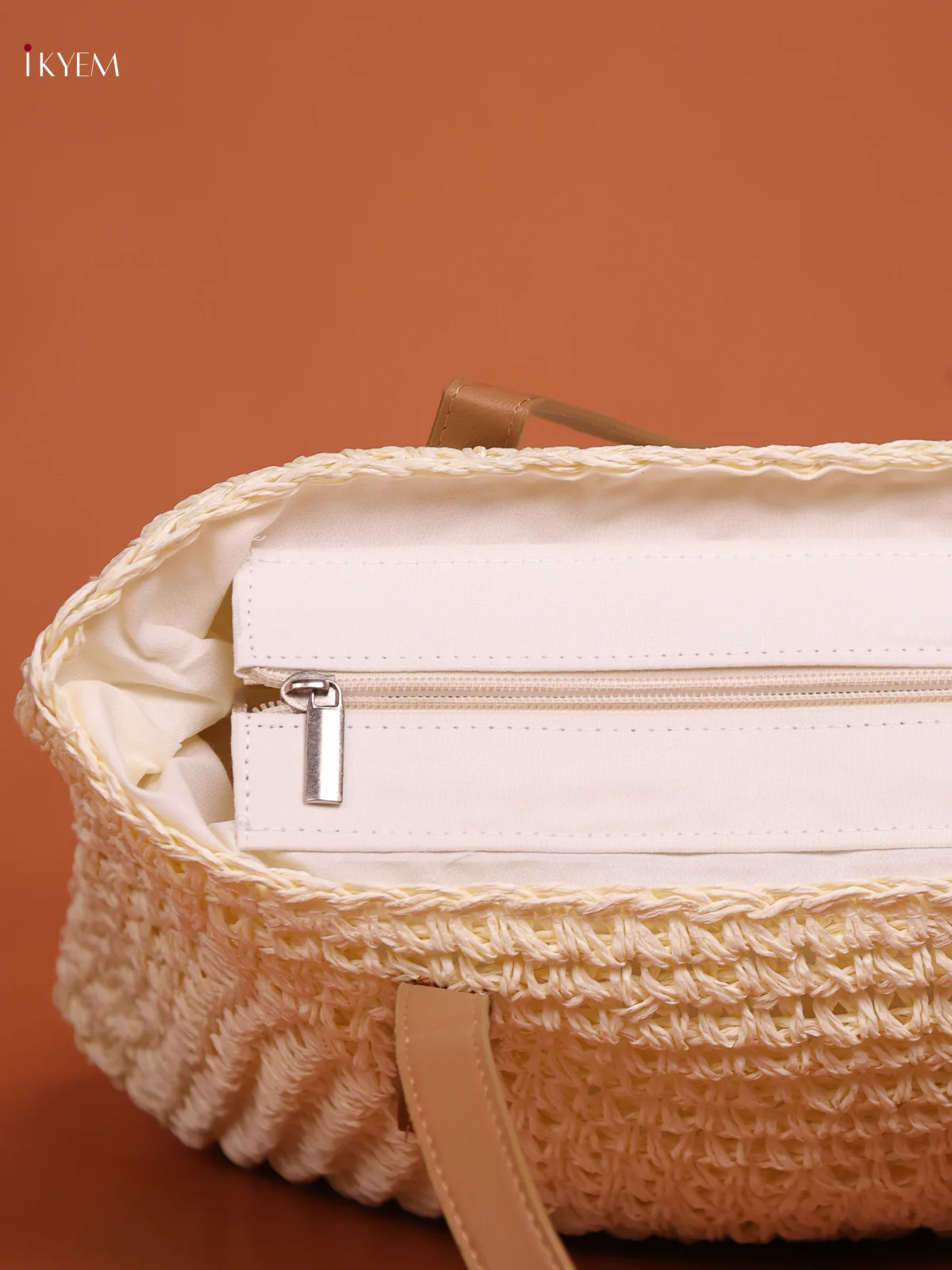 Beach Shoulder Bag with zipper - off white - Image 3