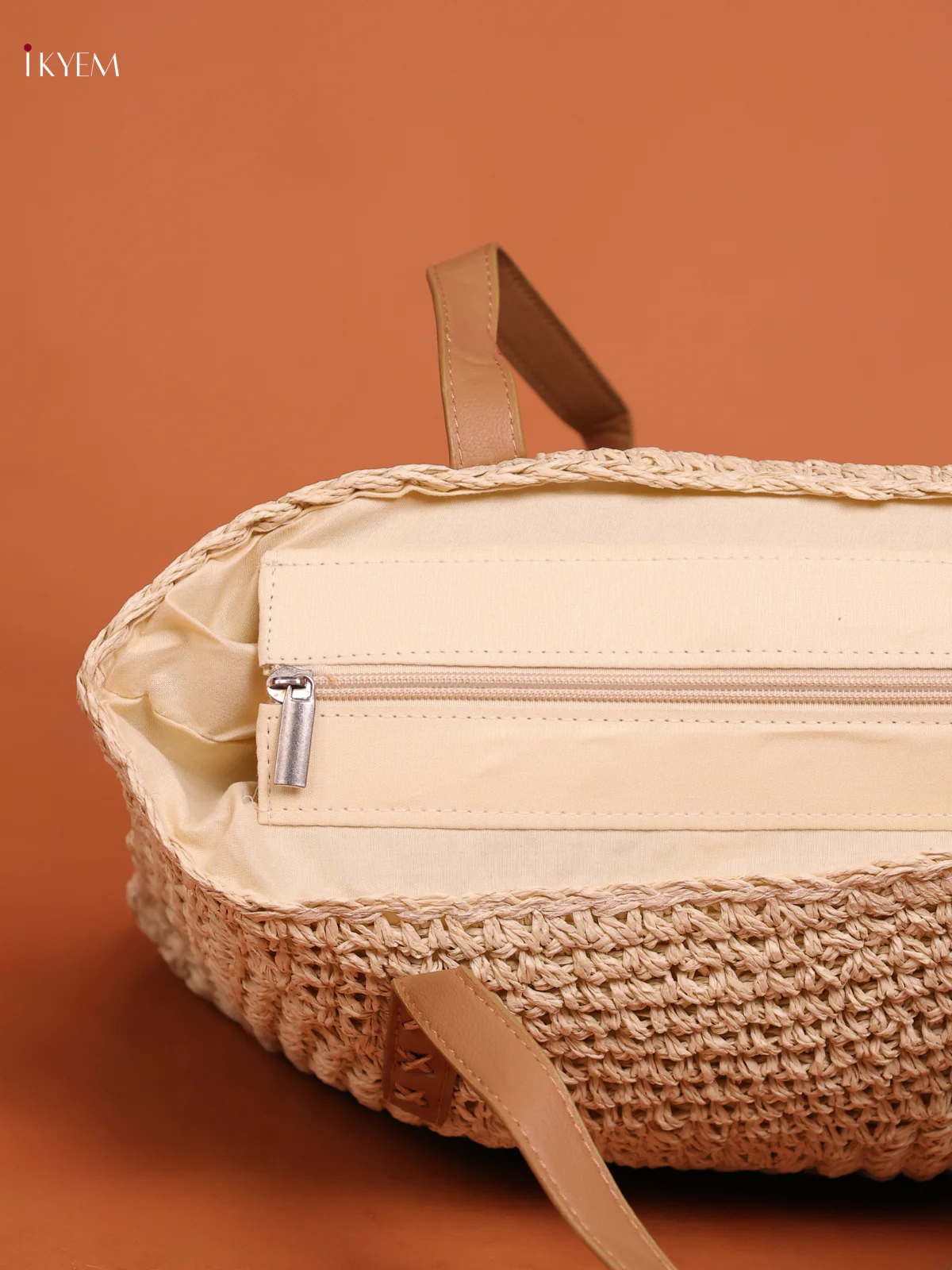 Beach Shoulder Bag with zipper - off white - Image 3