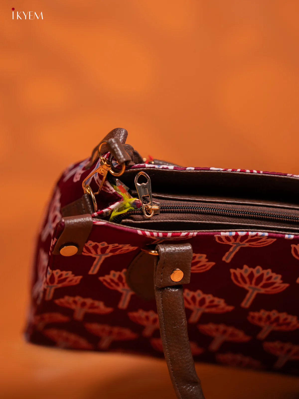 Floral Printed Shoulder Bag with Detachable Strap - Maroon - KE16146 - Image 5