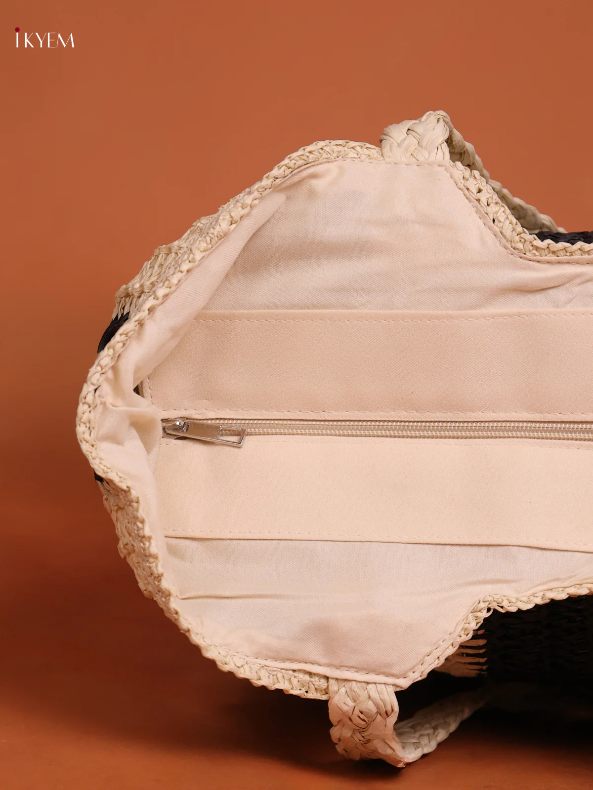 Thatch Beach Hand Bag Balck - Image 3
