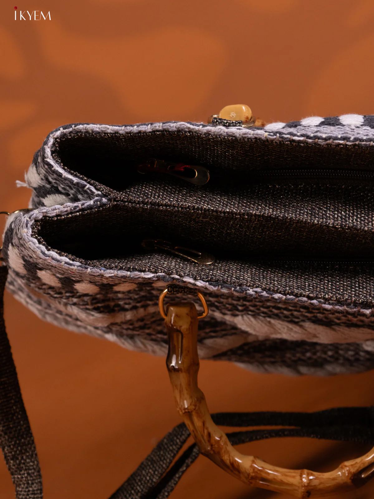 Jacquard woven rugs Shoulder Bag - Grey - KE16243 - Image 3