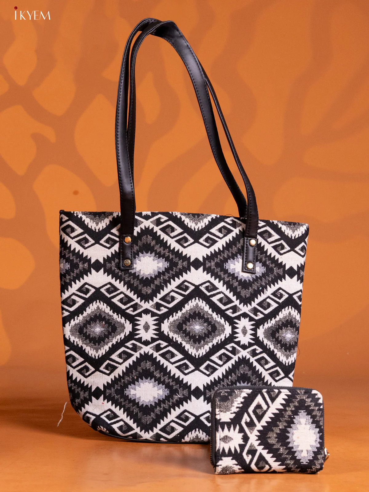 Aztec geometric Printed Handbag with Coin pouch - White & Black - KE16342 - Image 4