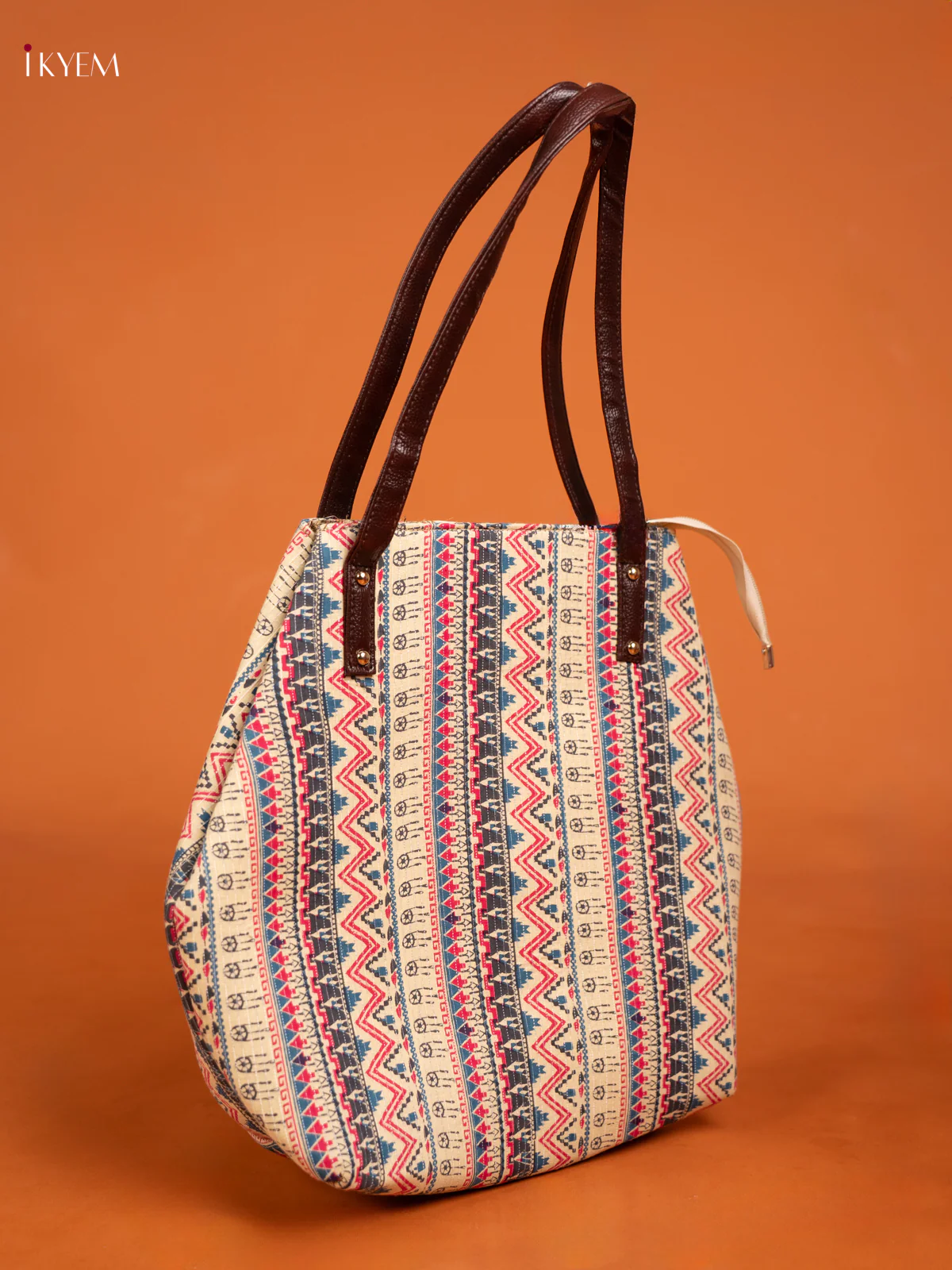 Ikkat Design Shoulder Bag with small pouch - off white - Image 2