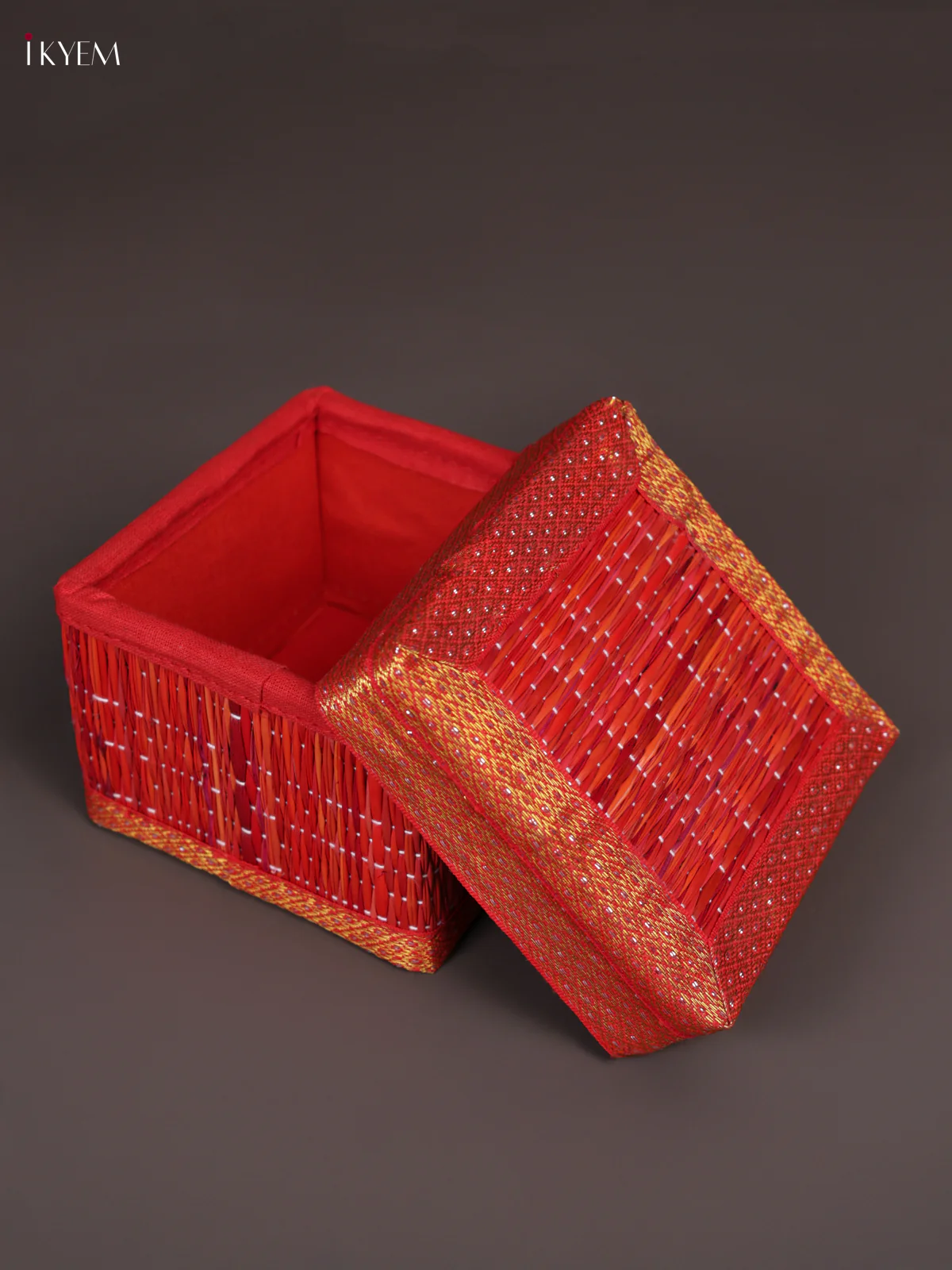 Square Korai Box With Zari Borders - Red - (4×4) - KEA2819 - Image 2