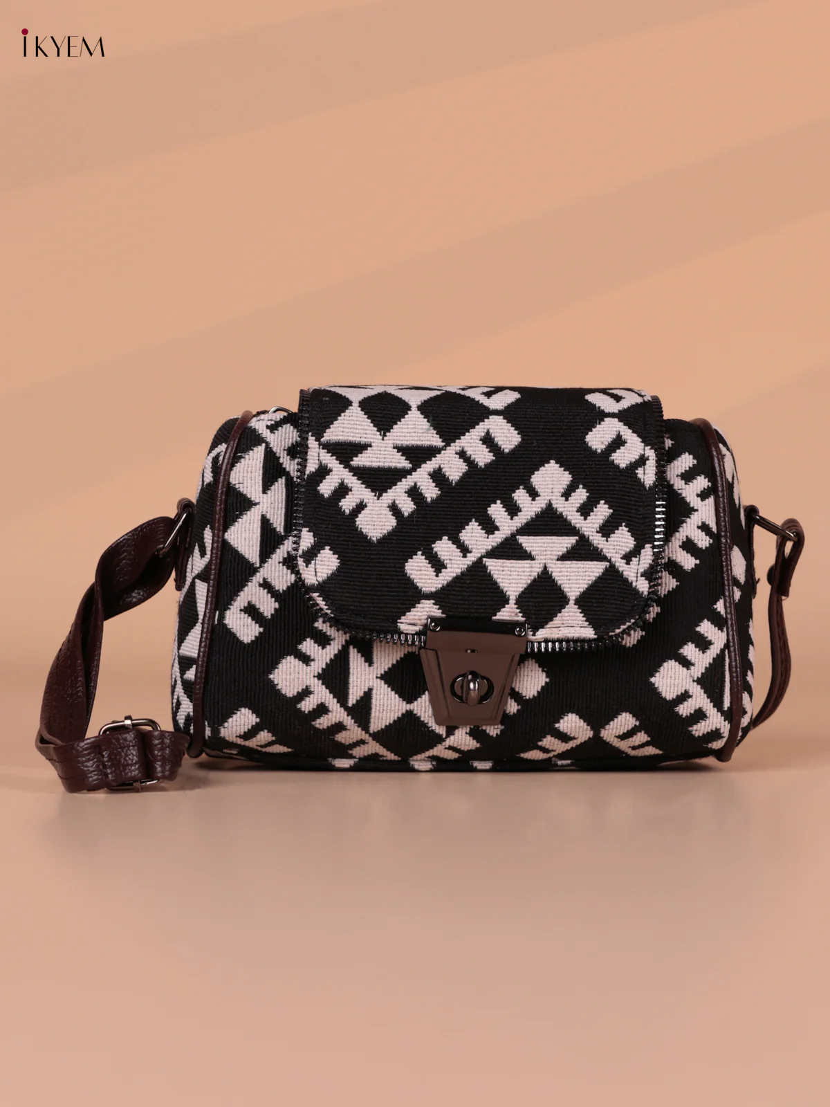 Printed Sling Bag - Black&white