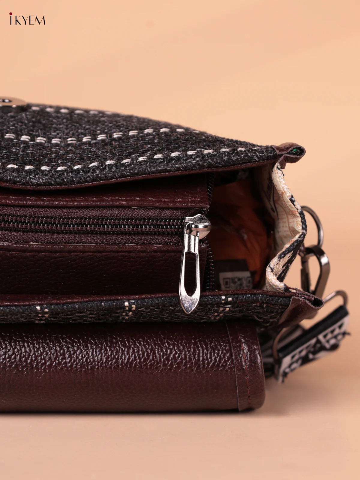 Printed Sling Bag - black - Image 3