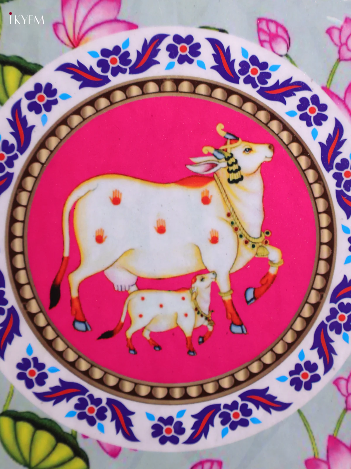 Cow & Claf - Printed Brass Coated Plate With Hook Pink - 8 inch - Image 2