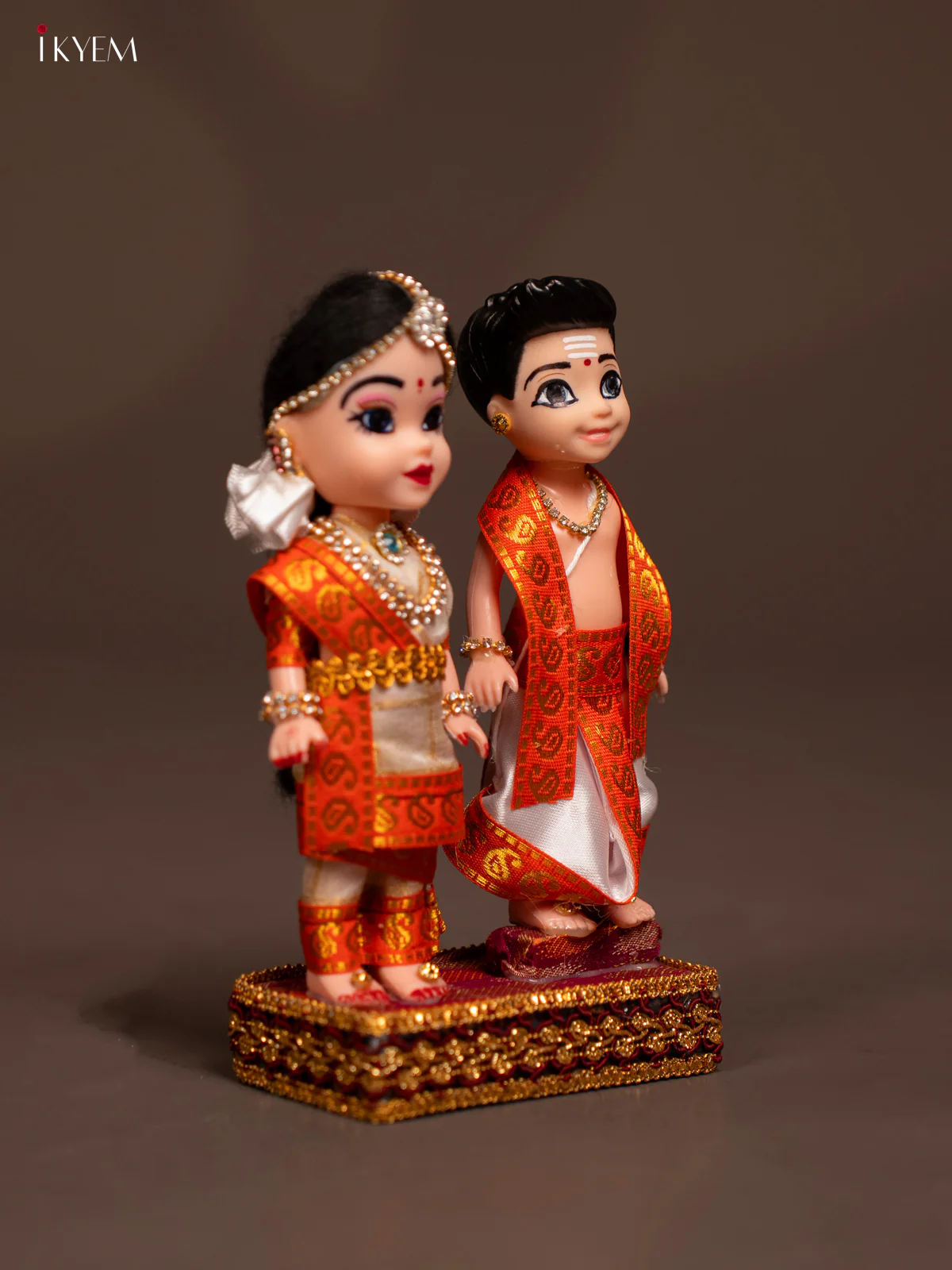 Iyer Couple - Golu Display Doll - 7 Inch - Gold & White - KF04184 - Image 2