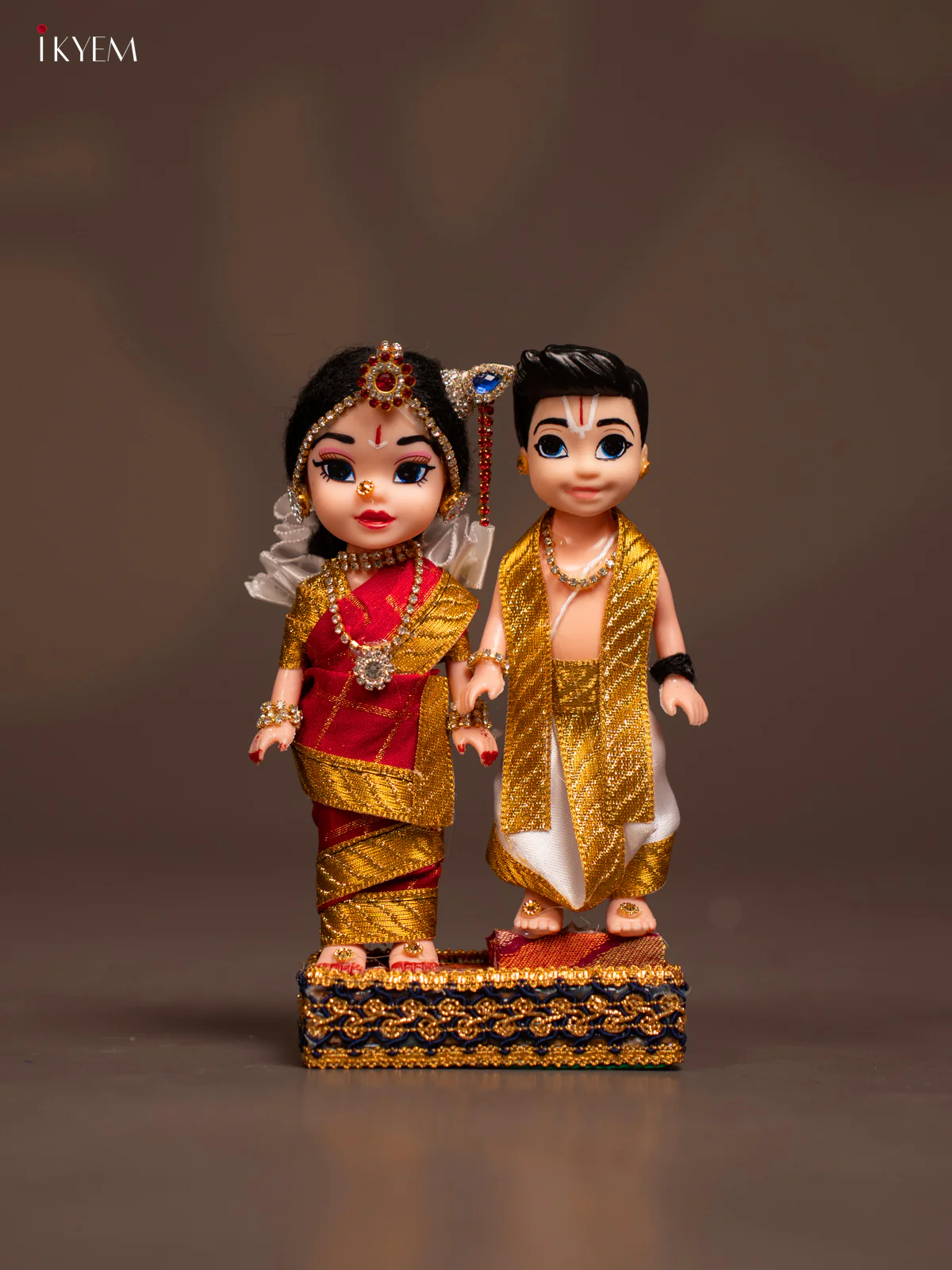 Iyengar Couple - Golu Display Doll - 7 Inch - maroon & White - KF04185