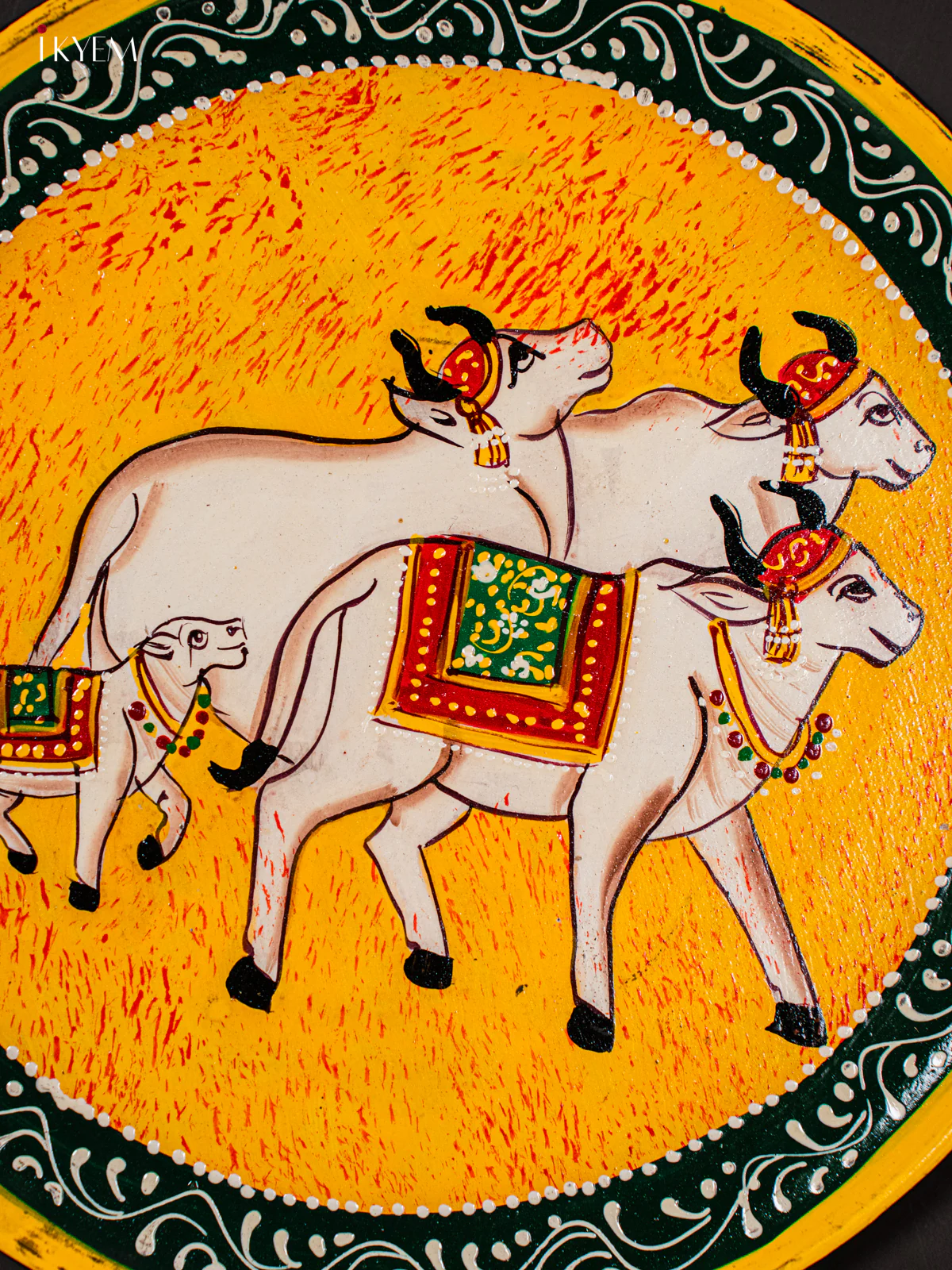 Wooden Handpainted Cows & Calf wall plate - Yellow - Image 3