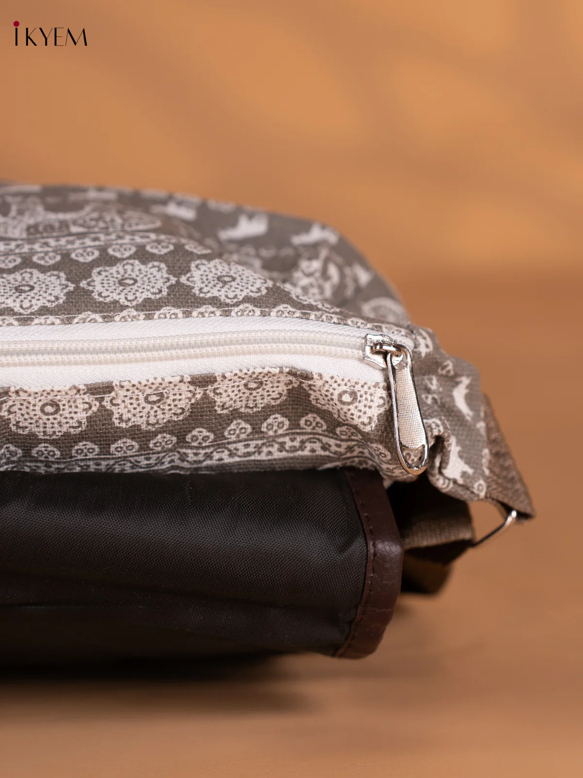 Elephant Design Crossbody Bag - Grey - KN05166 - Image 3