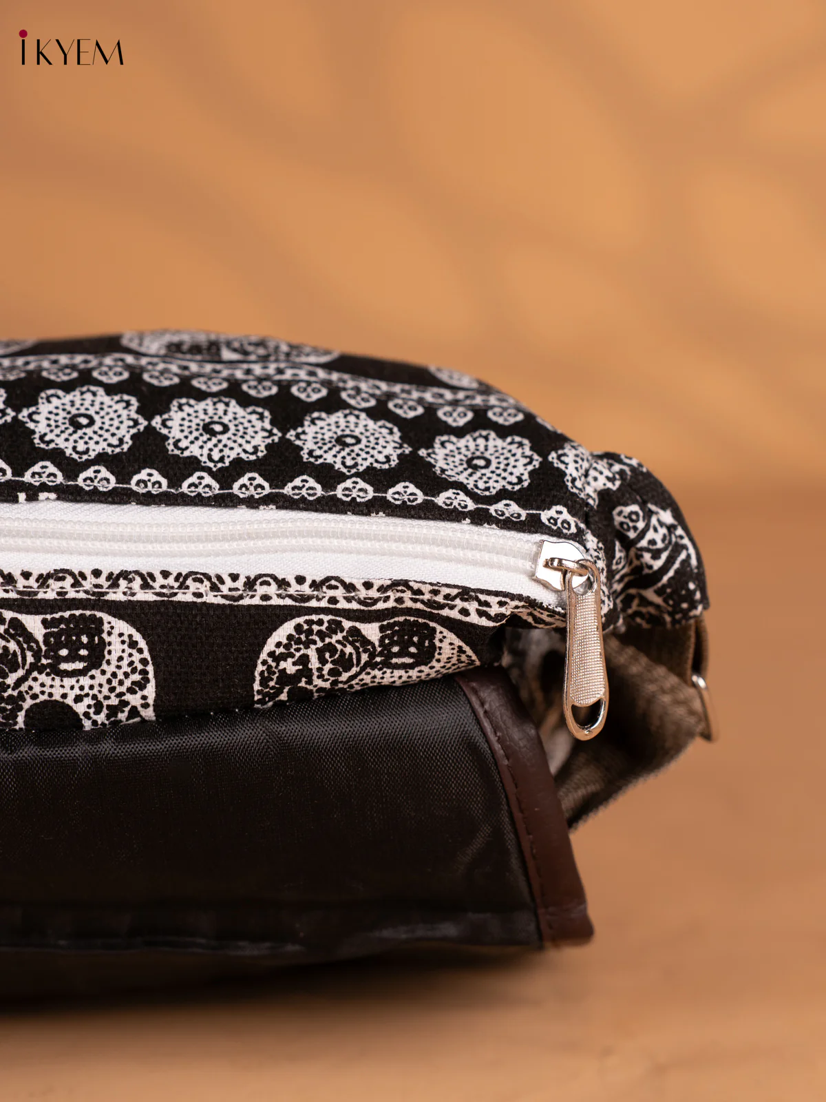Elephant Design Crossbody Bag - Black - KN05173 - Image 3