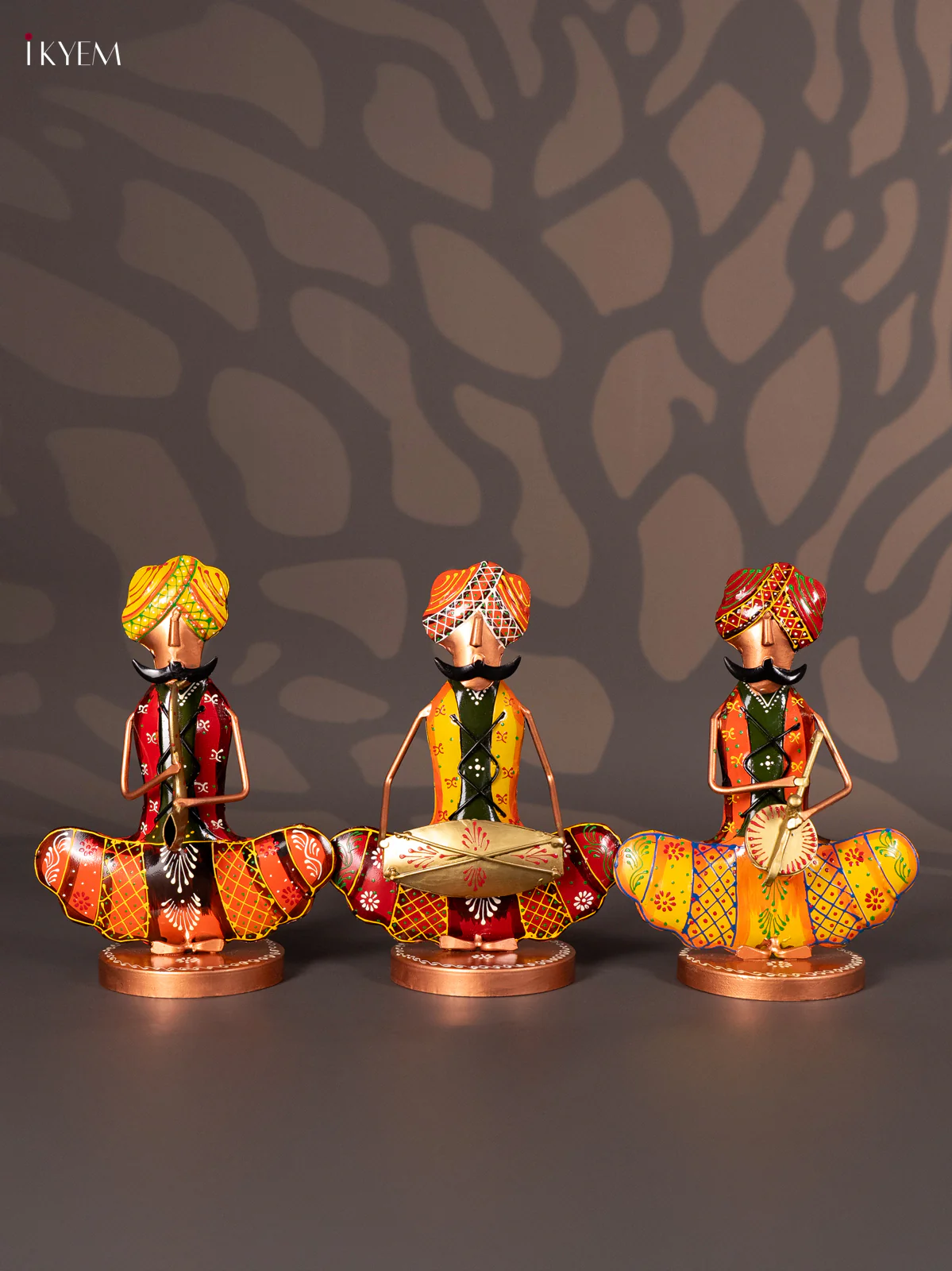 METAL PAINTED SITTING MEN (SET OF 3) MINI