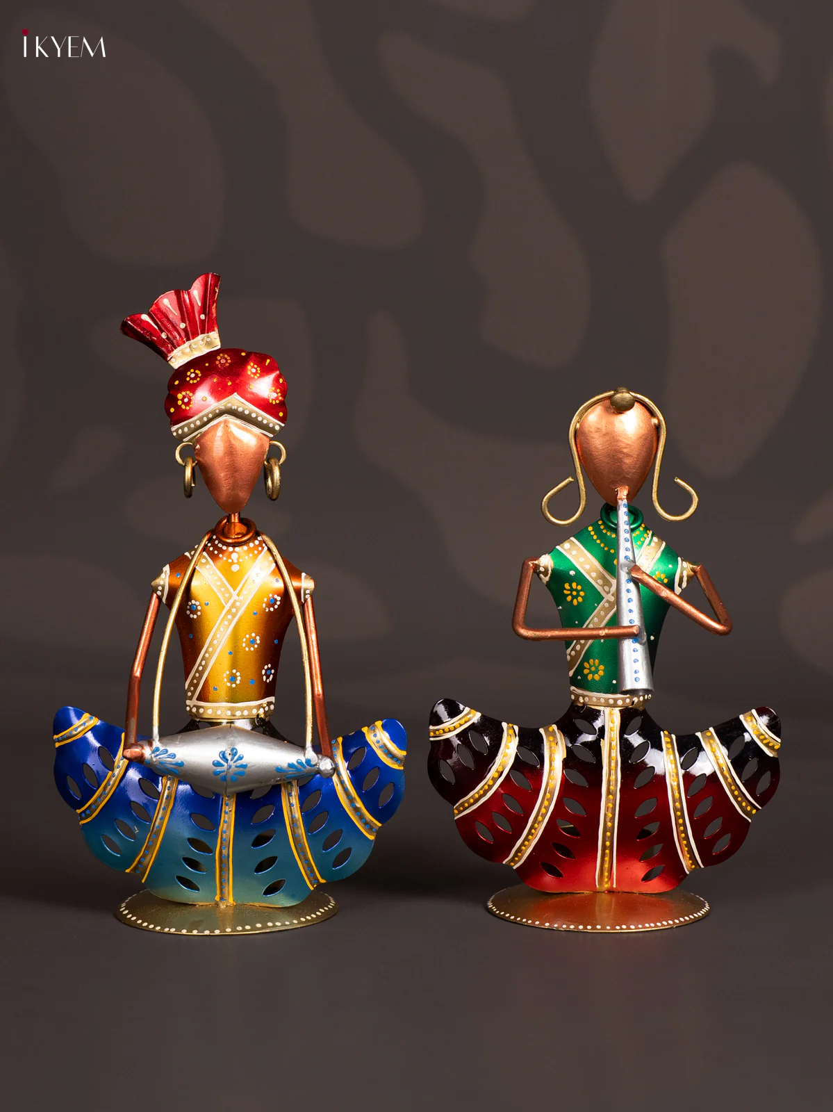 METAL PAINTED TEA LIGHT LADY / SARDAR (S / 2) COLOUR - KN29149