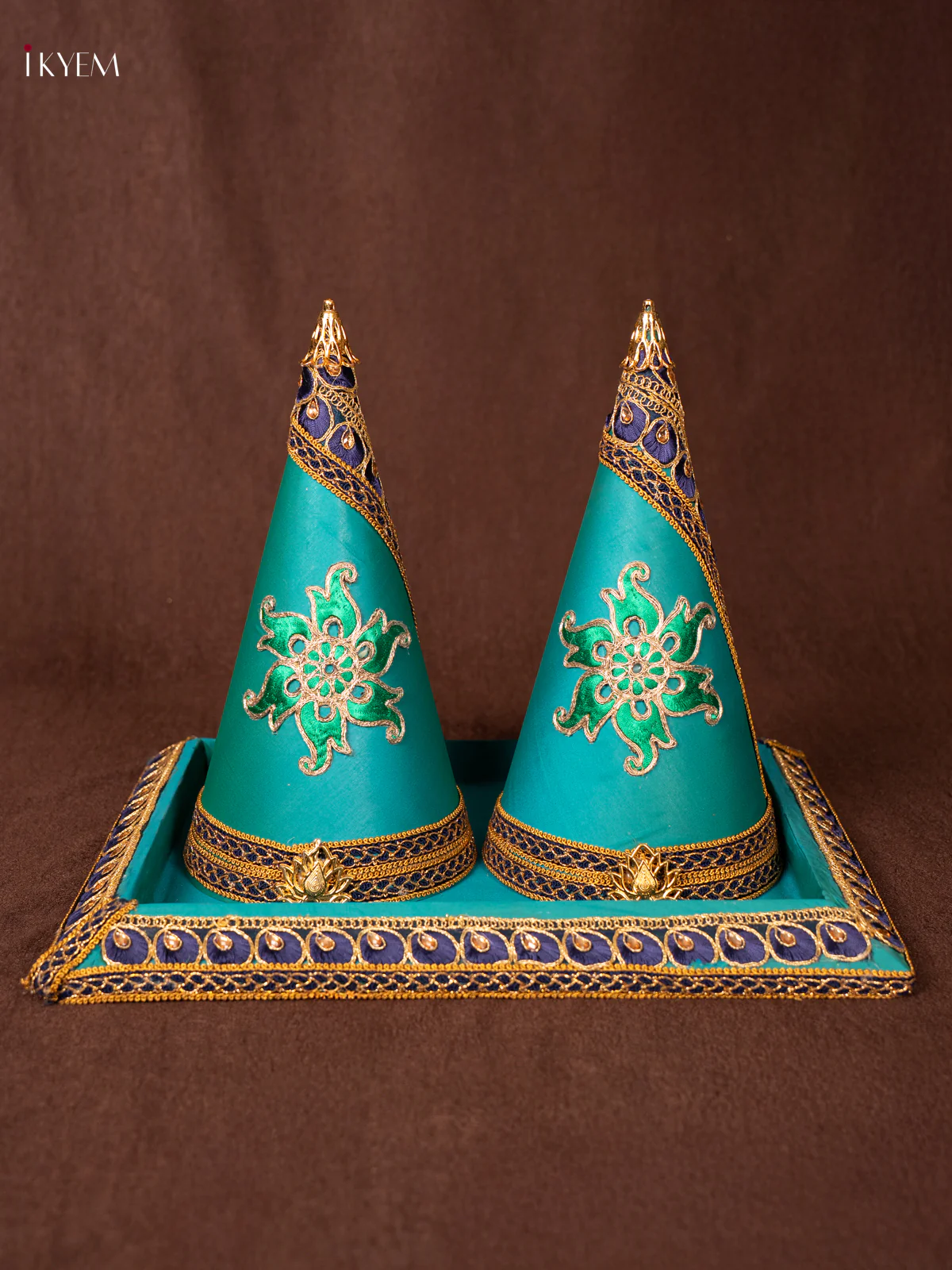 Paruppu Thengai koodu with Wooden tray - Green - KN31227