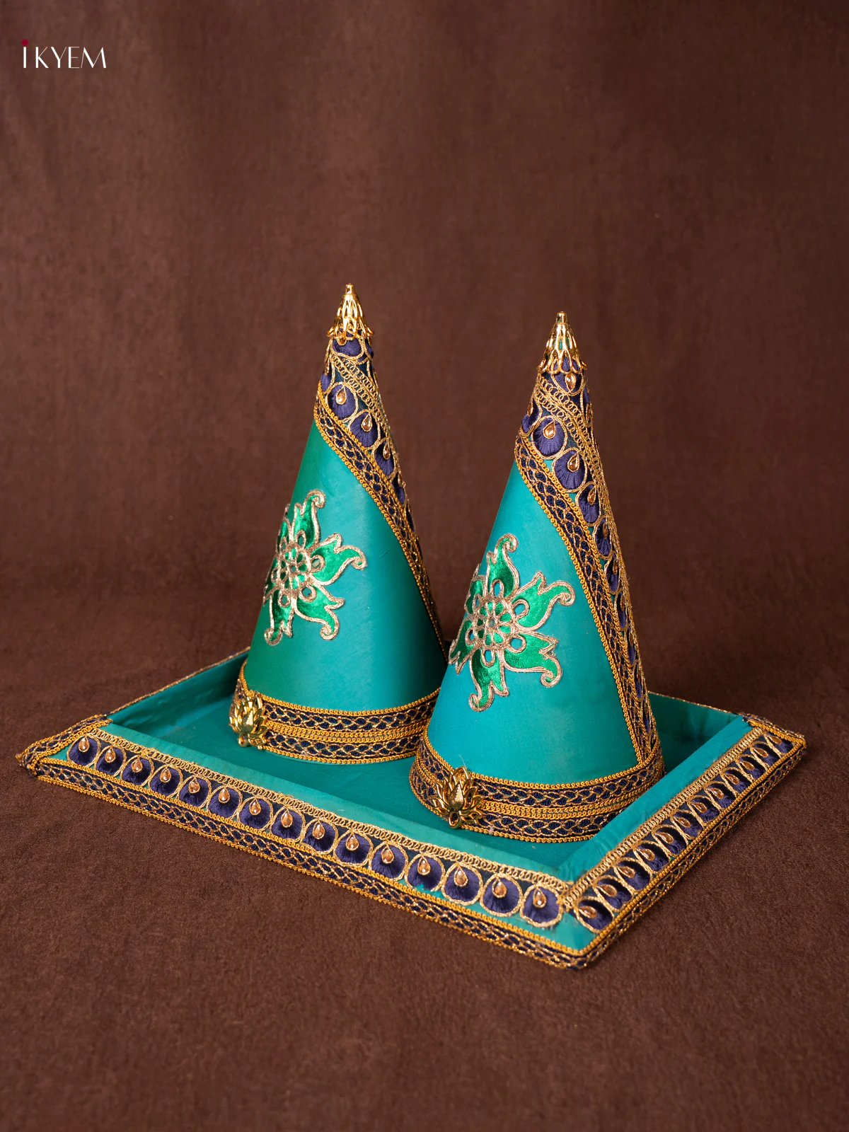 Paruppu Thengai koodu with Wooden tray - Green - KN31227 - Image 2