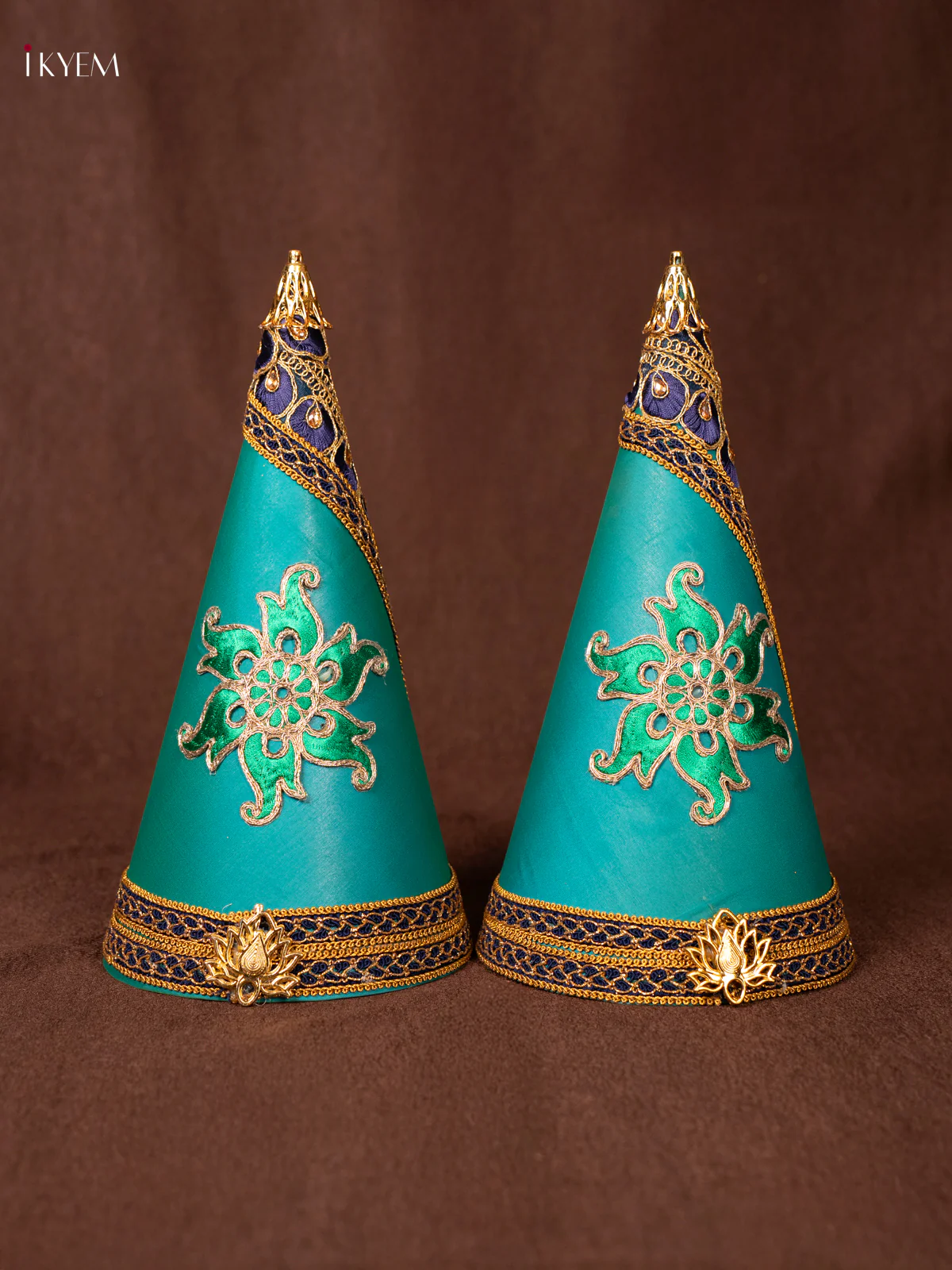 Paruppu Thengai koodu with Wooden tray - Green - KN31227 - Image 3