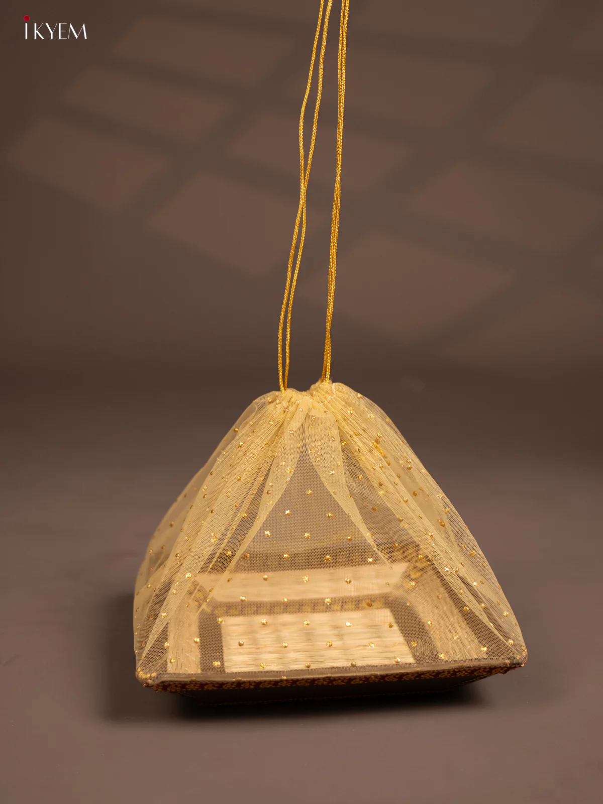 Sandal Korai tray with Potli - KE29173